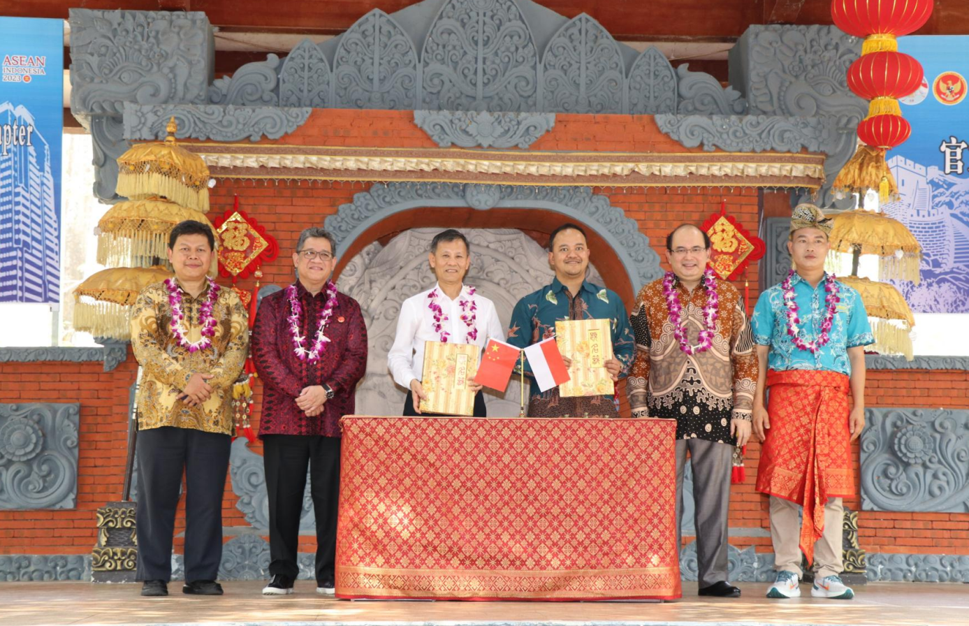 1756259783830631.png 劉漢惜董(dǒng)事長(左三)代表麻豆蜜桃传媒在线观看集團(tuán)與印尼之家簽署戰略合作協議1.png