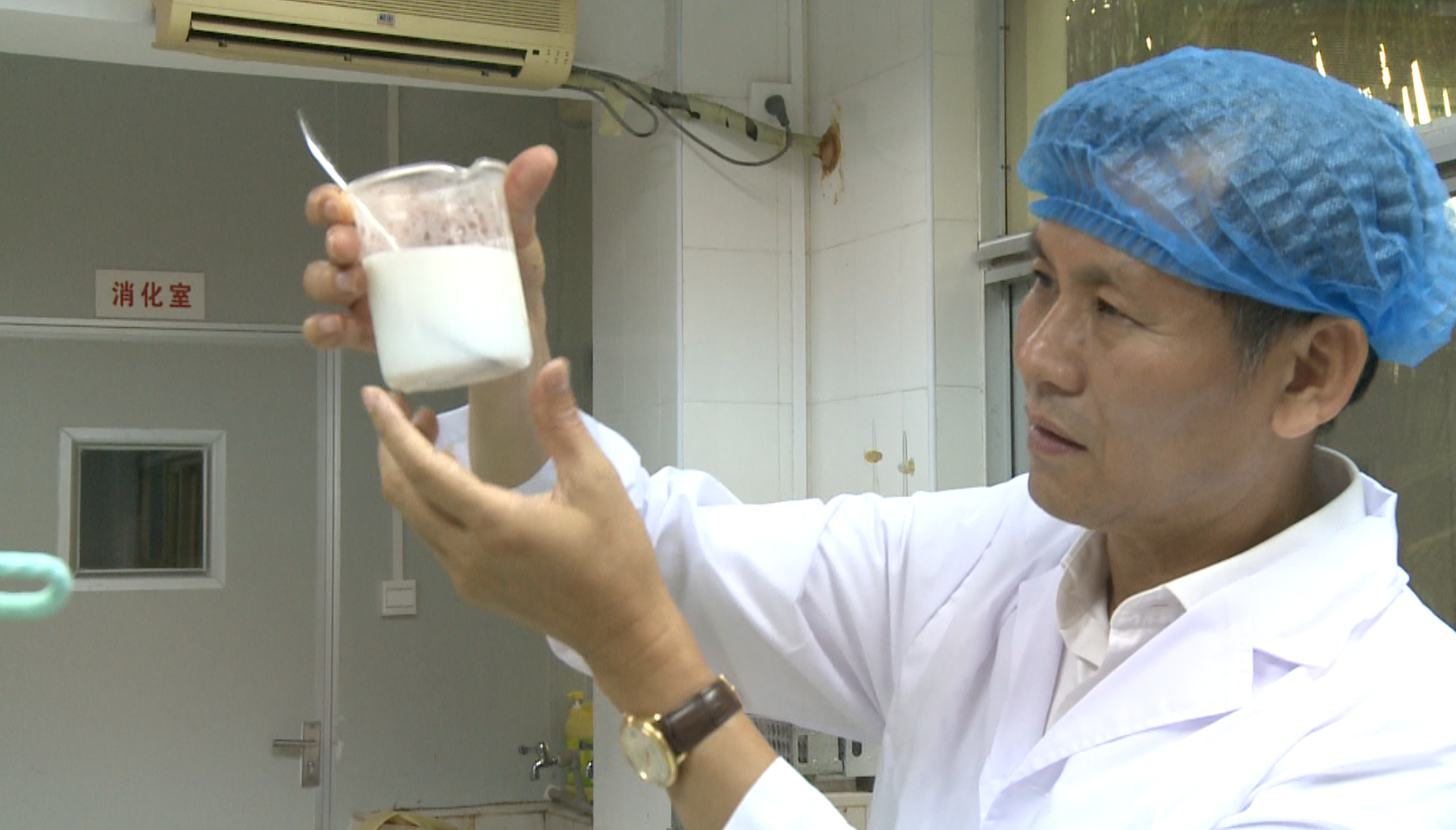 1761547033873114.png 劉(liú)漢惜董事長在實驗(yàn)室(截圖).png