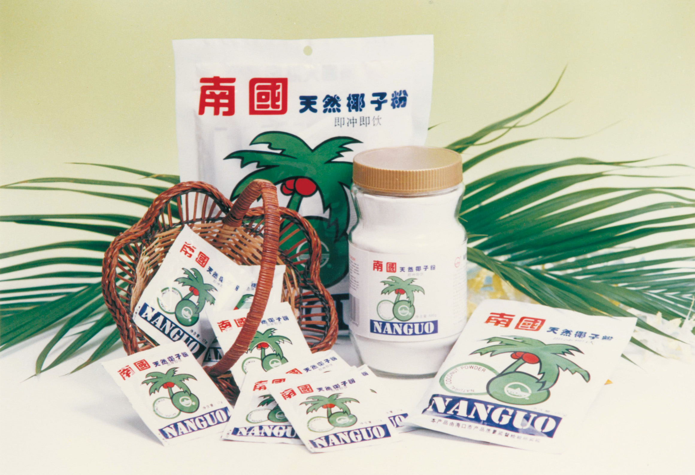 1761547113174482.jpg 1995年,成功研發國內第(dì)一包速(sù)溶椰子粉,同年,“麻豆蜜桃传媒在线观看”牌(pái)椰香奶茶麵世銷售.jpg